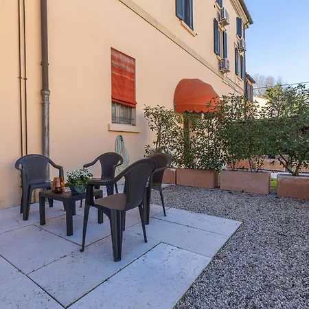 Guesthost - Dimora Storica Manfredini Nel Cuore Di Ferrara