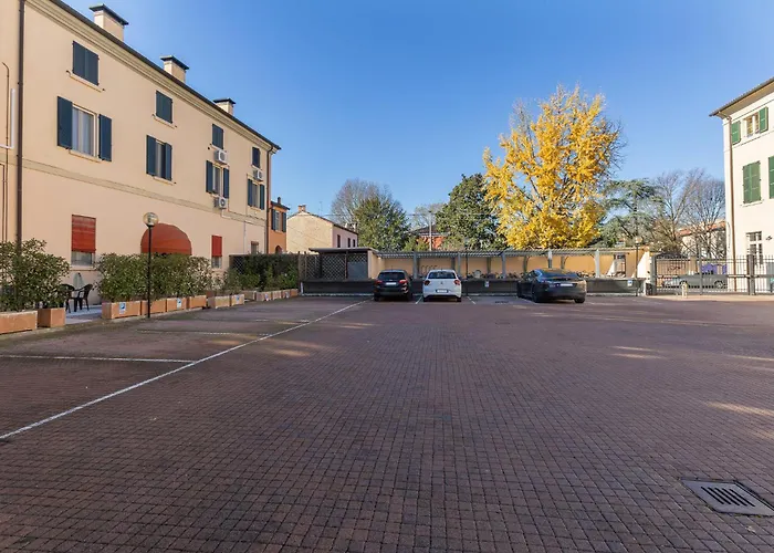 Guesthost - Dimora Storica Manfredini Nel Cuore Di *